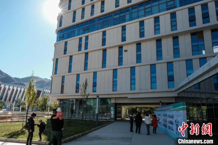 因疫情防控需要，此次義診活動(dòng)進(jìn)行了人數(shù)限定。圖為西藏民眾帶著孩子到醫(yī)院就診。　江飛波 攝