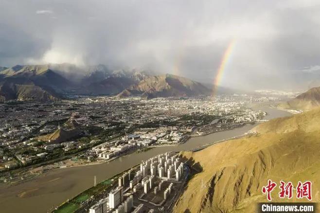 資料圖：海拔3600多米的高原城市拉薩迎來(lái)雨后彩虹。江飛波 攝