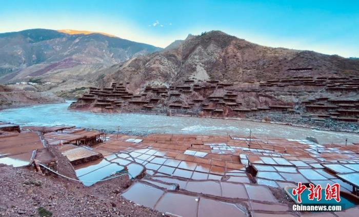 資料圖為芒康千年古鹽田。 <a target='_blank' ><p  align=