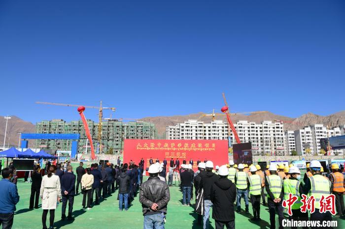圖為人大附中拉薩學(xué)校開工奠基儀式現(xiàn)場(chǎng)?！∝暩聛硭?攝