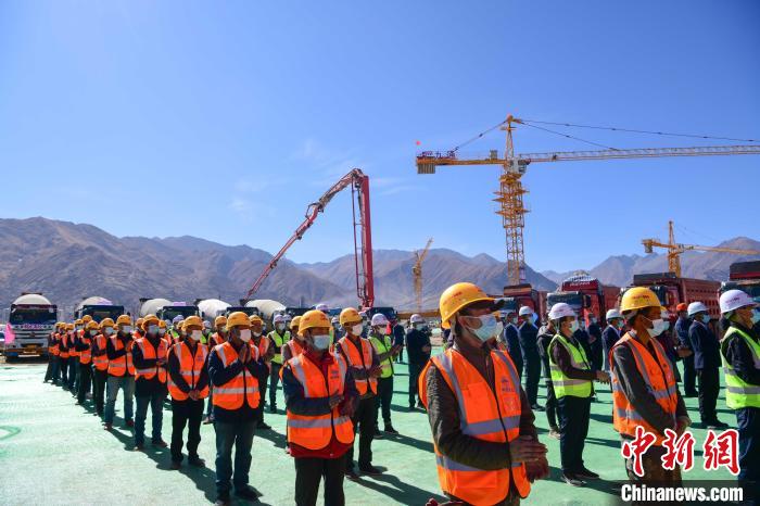 圖為人大附中拉薩學(xué)校開工奠基儀式現(xiàn)場(chǎng)。　貢嘎來松 攝