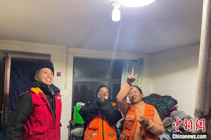 青藏公路109道班接入大網(wǎng)電?！?閆昱翰 　攝