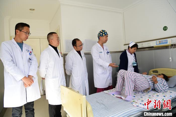 圖為何蔚副主任醫(yī)師(站右二)及團(tuán)隊(duì)術(shù)后指導(dǎo)患者進(jìn)行腰背肌鍛煉?！∝暩聛硭?攝