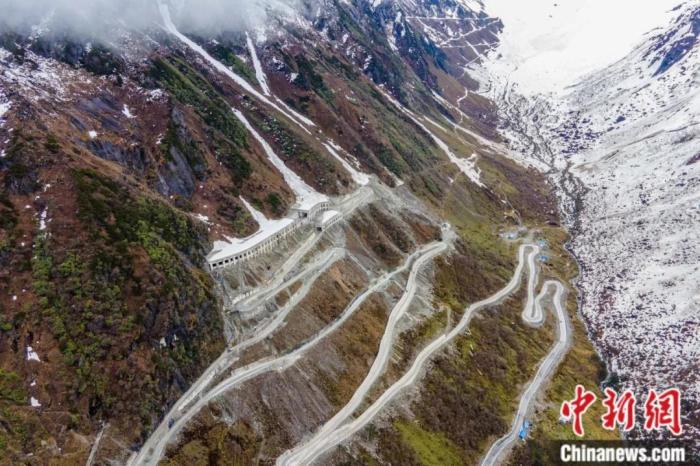 圖為嘎隆拉隧道南段，穿過該隧道后便正式進入了墨脫縣范圍。