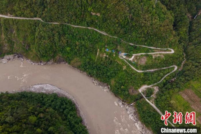 雅魯藏布江一側(cè)的墨脫公路。