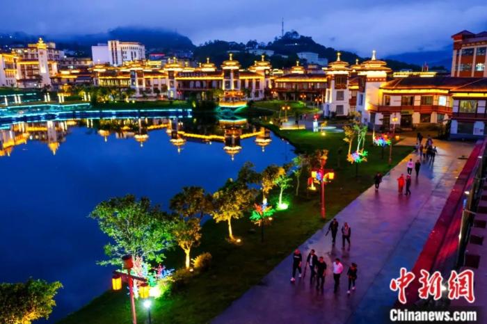墨脫入夜，華燈初上，昔日“高原孤島”如今日漸繁華。