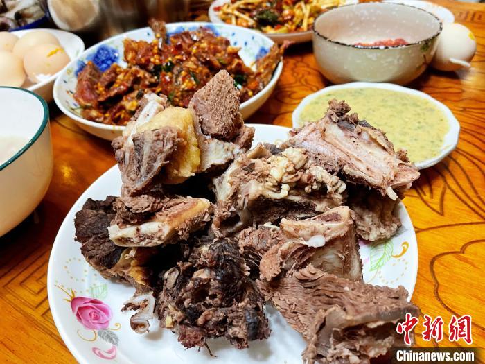 圖為除夕之夜的大餐?！∪轿木?攝