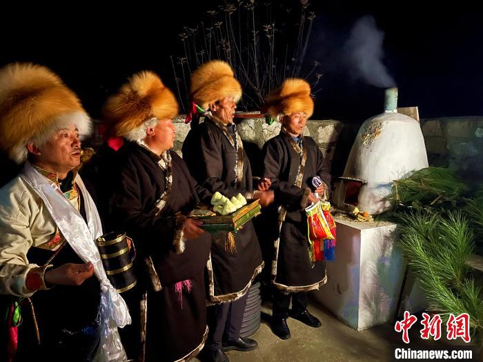 圖為除夕之夜進行的驅(qū)鬼儀式?！∪轿木?攝