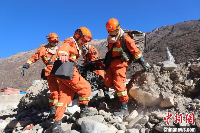 圖為參訓(xùn)消防指戰(zhàn)員密切配合進(jìn)行訓(xùn)練?！〔际猩窒乐ш?duì)江達(dá)縣中隊(duì) 攝
