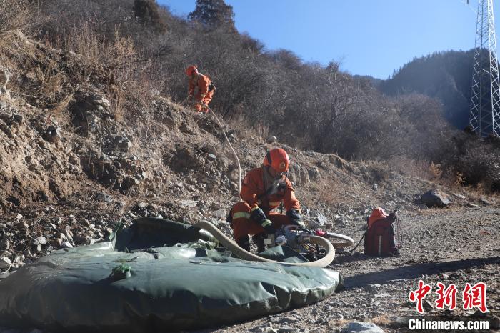 圖為參訓(xùn)消防指戰(zhàn)員架設(shè)蓄水池?！〔际猩窒乐ш?duì)江達(dá)縣中隊(duì) 攝