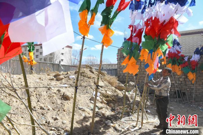 圖為拉薩街頭出售的五彩經(jīng)幡?！∝暩聛硭?攝