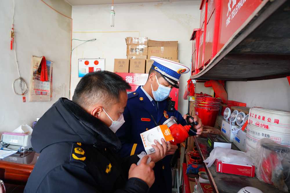 檢查消防器材。圖片由那曲消防提供