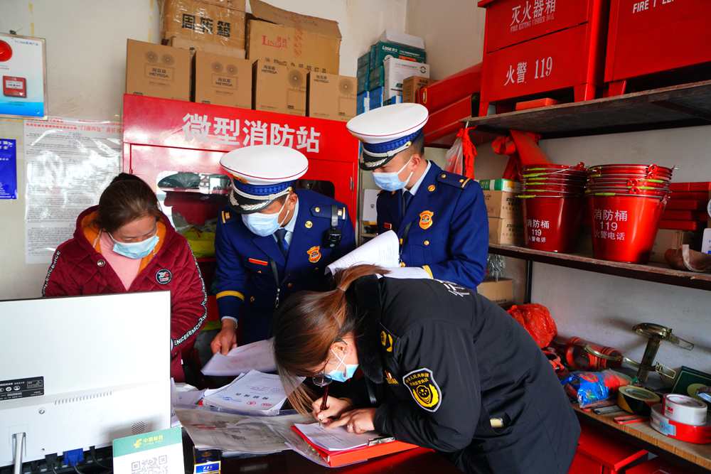 檢查消防器材。圖片由那曲消防提供