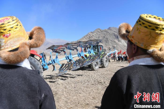 圖為拉薩市曲水縣茶巴朗村春耕儀式現(xiàn)場。　貢嘎來松 攝