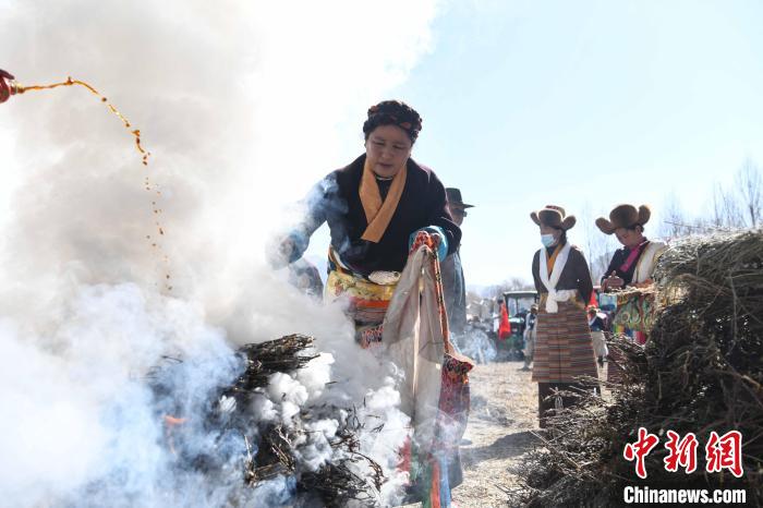 圖為拉薩市曲水縣茶巴朗村村民在春耕儀式前煨桑?！∝暩聛硭?攝