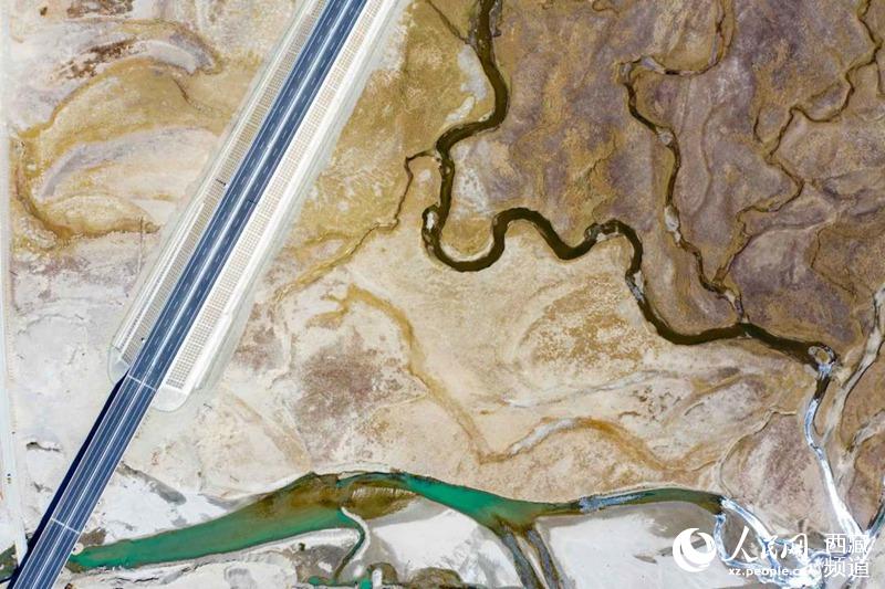 那拉高速公路。徐馭堯攝