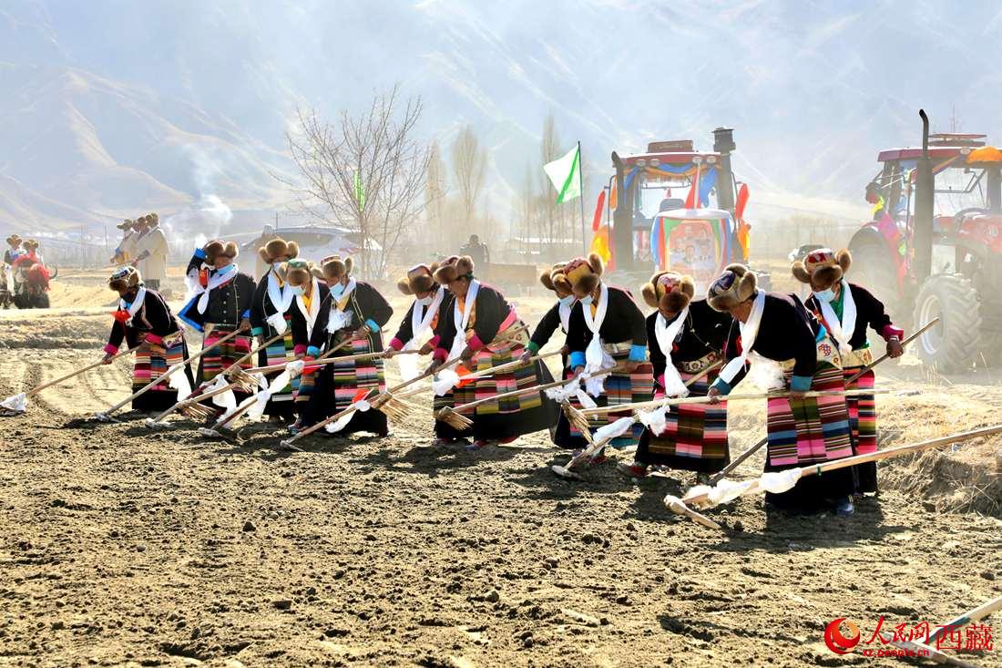 當?shù)卮迕裆碇?jié)日盛裝，舉行春耕儀式。人民網(wǎng) 次仁羅布攝