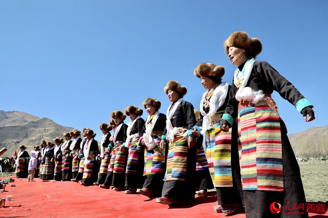 儀式結束后，農(nóng)田上仍洋溢著喜慶氣氛，村民們邊唱邊跳起了鍋莊舞。人民網(wǎng) 次仁羅布攝