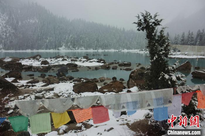 然烏湖春雪飄落?！∪轿木?攝