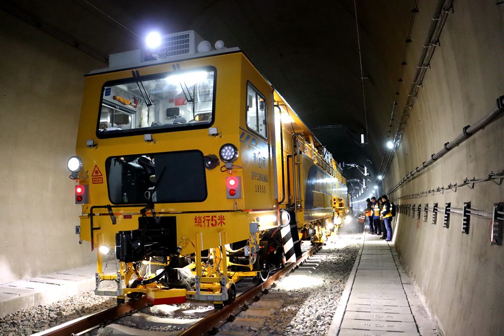 拉林鐵路迎來(lái)“大黃蜂”。祁國(guó)慶攝