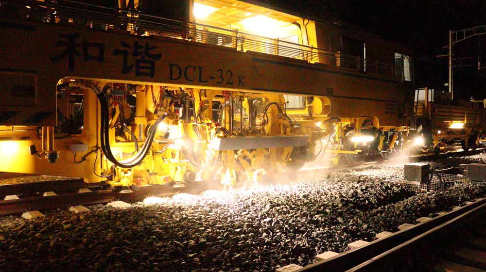 拉林鐵路迎來(lái)“大黃蜂”。祁國(guó)慶攝