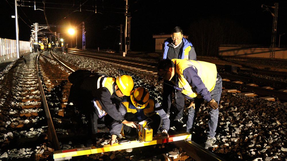 測(cè)量作業(yè)。祁國(guó)慶攝