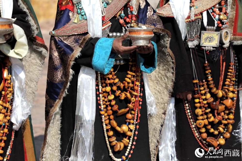 獨(dú)具特色的“飛天服飾”。人民網(wǎng) 李海霞攝