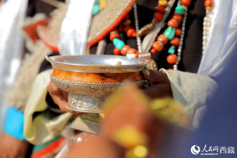 普蘭群眾展示當(dāng)?shù)靥厣?。人民網(wǎng) 李海霞攝