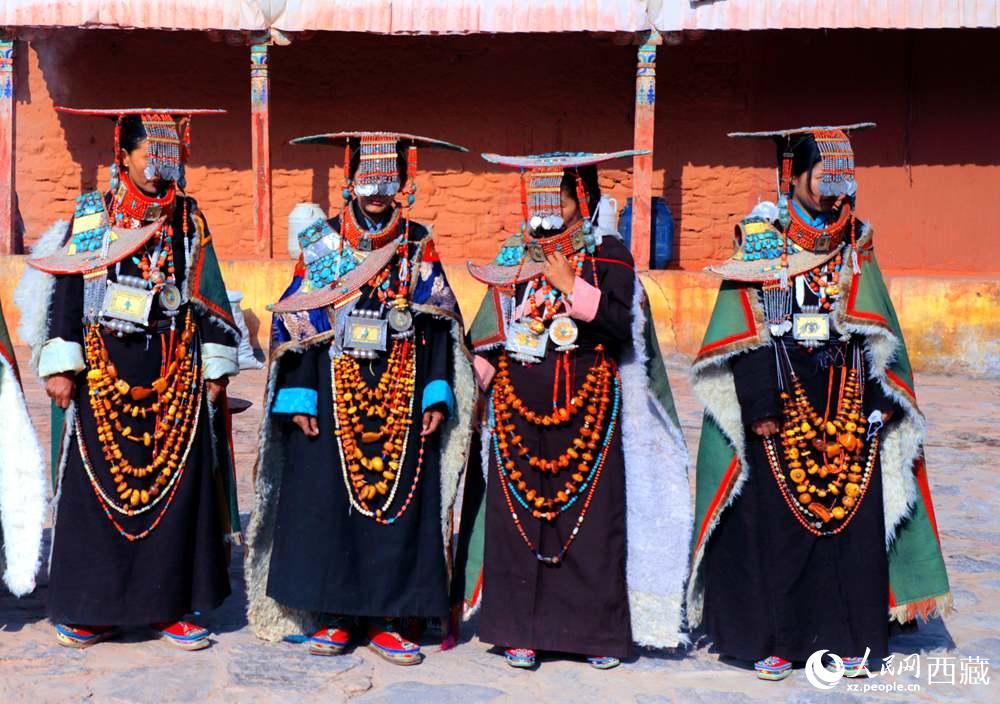 身著特色服飾跳“宣”舞。人民網(wǎng) 李海霞攝