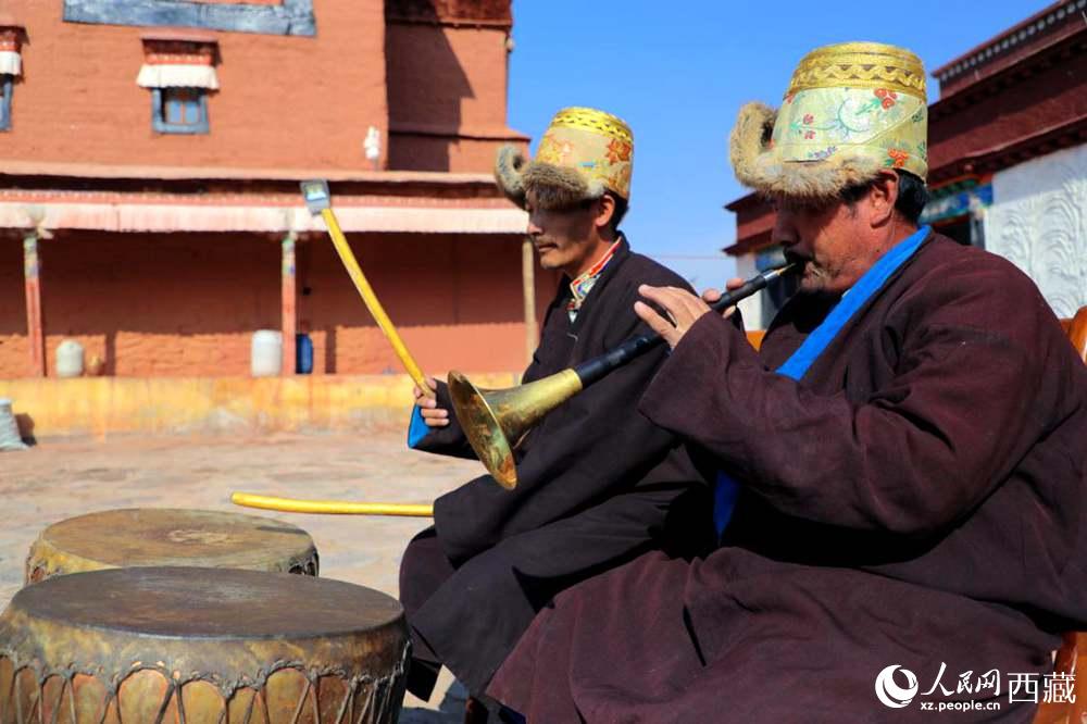 “宣”舞配樂師。人民網(wǎng) 李海霞