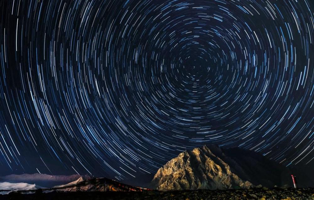 微微風簇浪，散作滿河星。貢覺群培攝