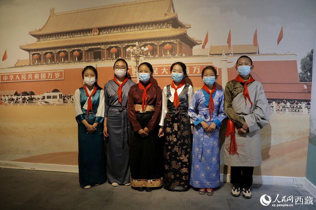 拉薩市北京實(shí)驗(yàn)中學(xué)的小講解員們。人民網(wǎng) 次仁羅布攝