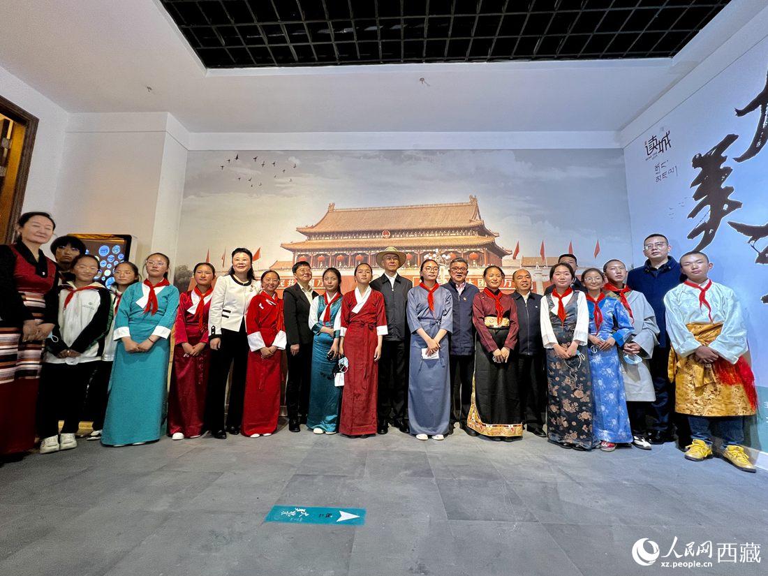 合影留念。人民網(wǎng) 次仁羅布攝