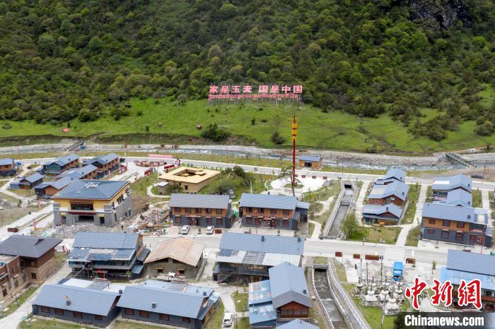 “家是玉麥 國是中國”的大字豎立在玉麥鄉(xiāng)旁的山腳上?！钊A峰 攝