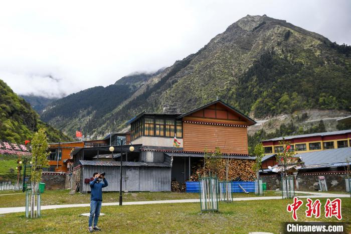 一位攝影愛好者在玉麥鄉(xiāng)拍攝?！钊A峰 攝