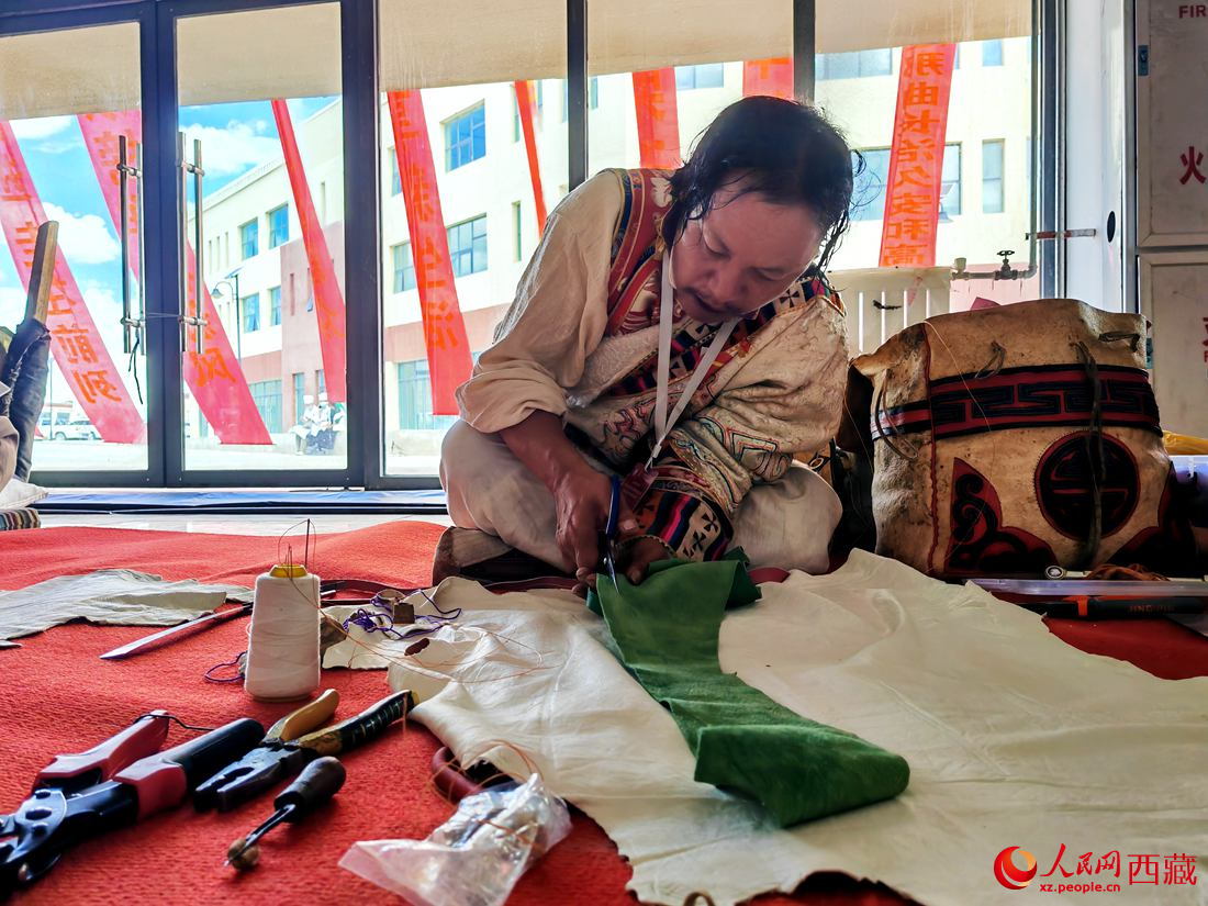 曾經(jīng)的放牛娃學得一身好手藝。人民網(wǎng) 李海霞攝