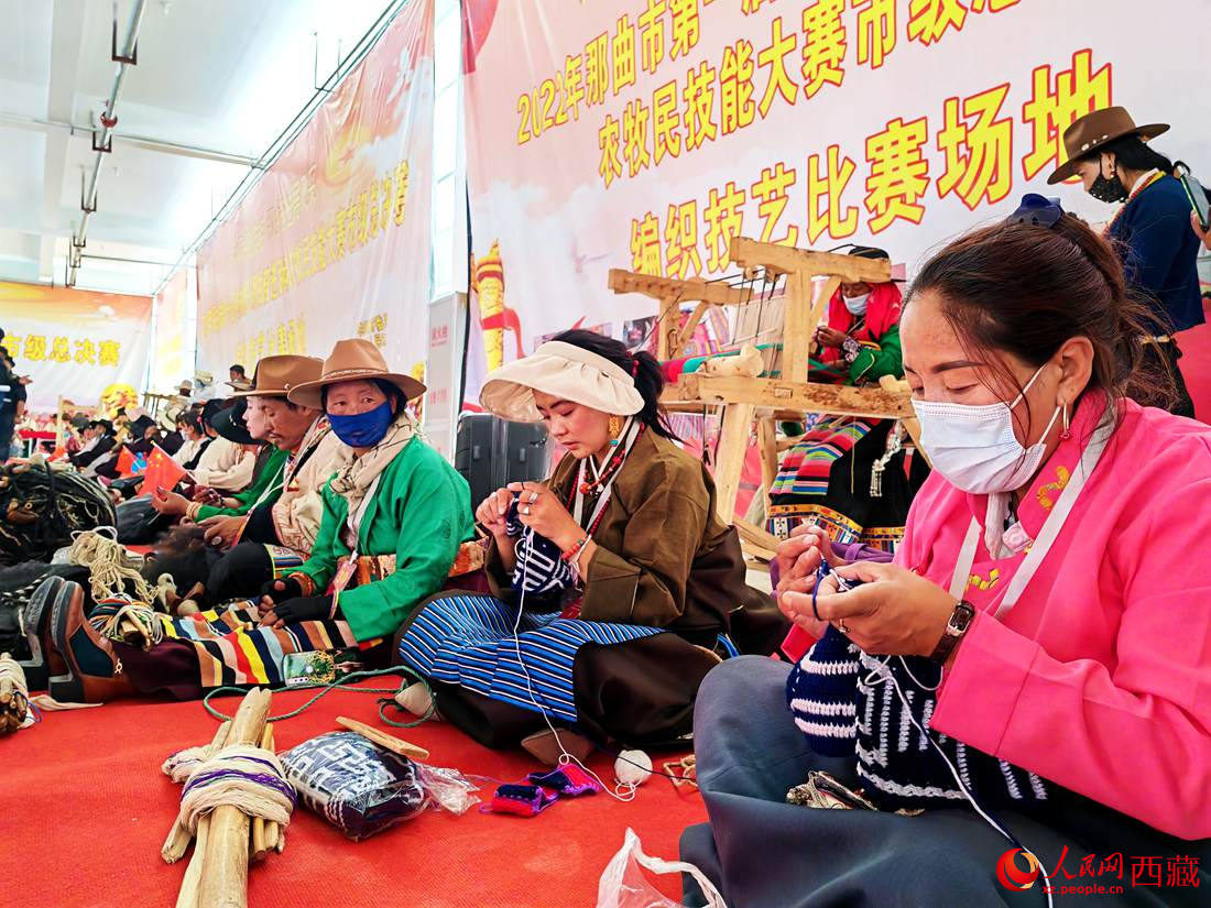 草原姑娘們編織技能大比拼。人民網(wǎng) 李海霞攝
