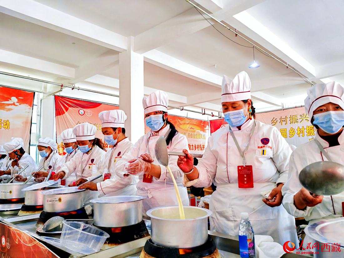 廚藝比拼。人民網(wǎng) 李海霞攝