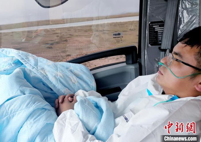 從咸陽開始到拉薩，閆光宇和朋友吃住均不離車?！∴嵟?攝