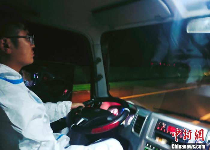 星夜疾馳，只為讓防疫物資早日抵達(dá)西藏。　鄭朋 攝