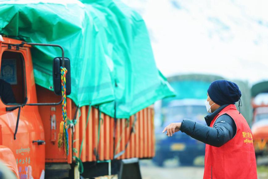 “紅馬甲”幫牧民順利轉(zhuǎn)場。洛克攝