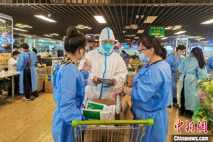 圖為疫情期間，西藏格拉丹東超市調配物資，保障市場供應?！∈茉L者供圖