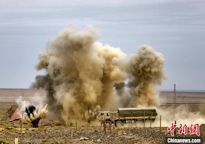 圖為模擬運輸分隊通過炮火路段?！?王先鋒 攝
