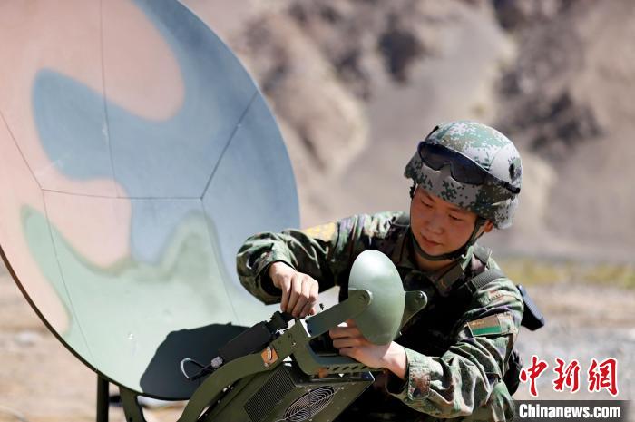 圖為官兵進行衛(wèi)星通訊架設(shè)?！?鄒寧寧 攝