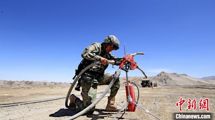 圖為官兵為群車加油?！?胡吉容 攝