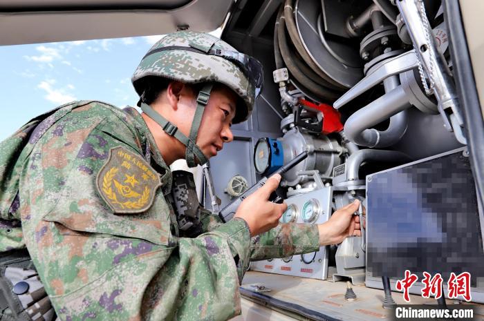 圖為群車加油科目演練現(xiàn)場?！?王先鋒 攝