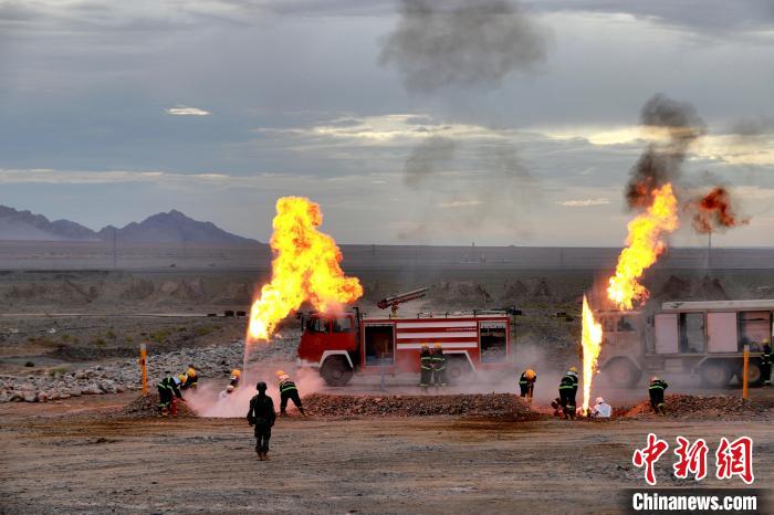 圖為野戰(zhàn)管線搶修?！?鄒寧寧 攝