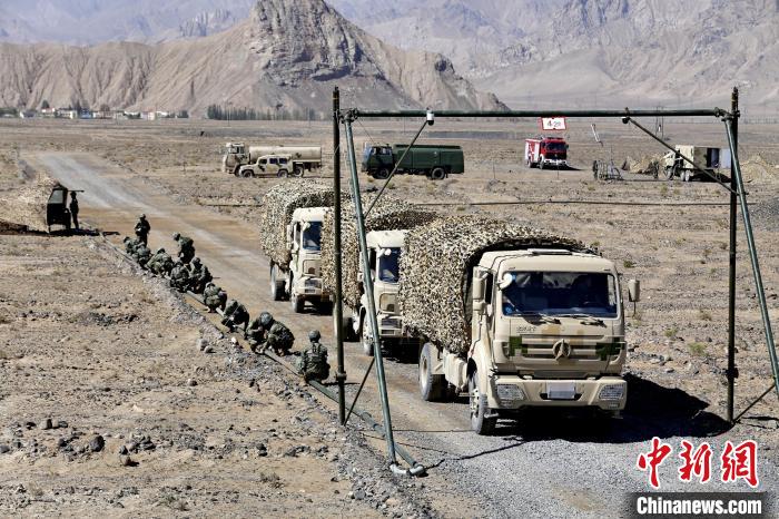 圖為野戰(zhàn)管線鋪設(shè)?！〕套颖?攝