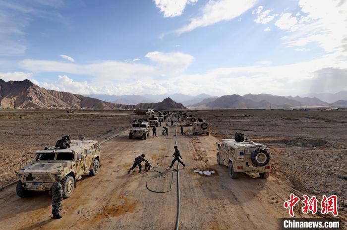 圖為群車加油科目演練現(xiàn)場?！?祁漢智 攝