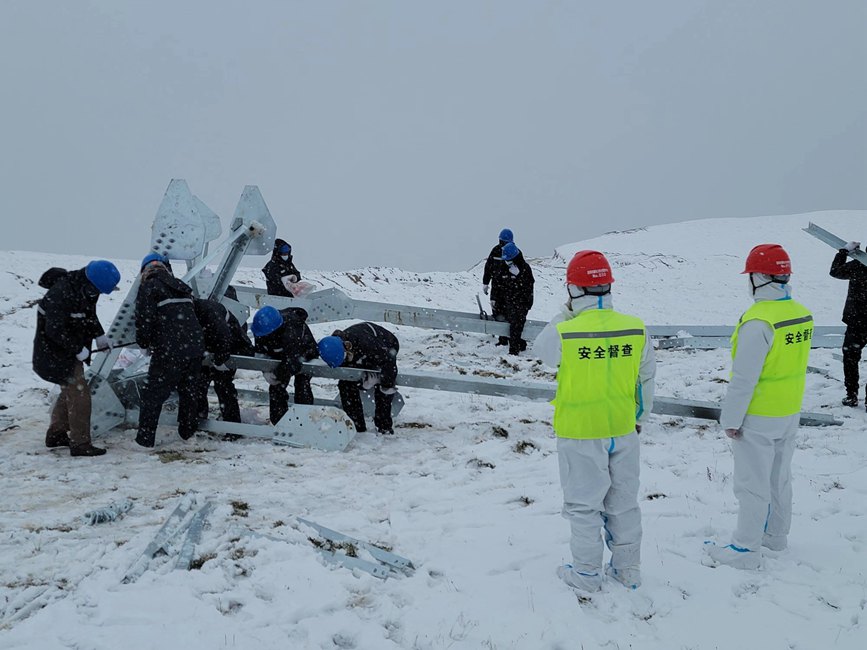 9月13日，電力施工人員正在對(duì)改造工器具進(jìn)行清點(diǎn)和組裝。秦鐘攝